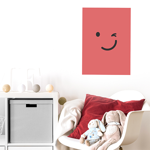 sticker smiley clin d'oeil rouge au mur d'un coin repos