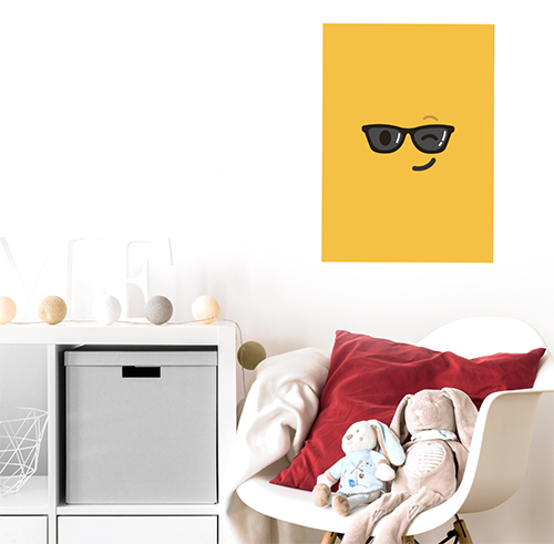 sticker smiley jaune lunettes de soleil au mur d'un coin repos