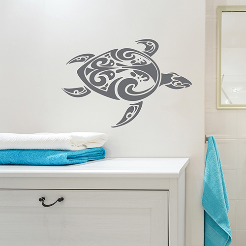 sticker tortue tribal gris au mur d'une salle de bain blanche