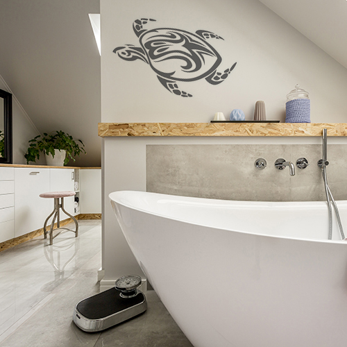 Sticker gris foncé motif tortue pour salle de bain sticker tortue tribal au mur d'une salle de bain lumineuse