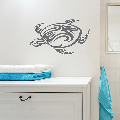 sticker tortue tribal au mur d'une salle de bain blanche