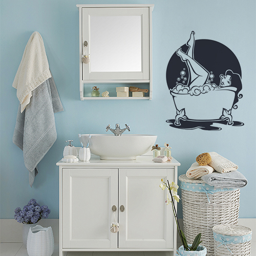 sticker décoratif femme baignoire collé au mur d'une salle de bain bleue et classique