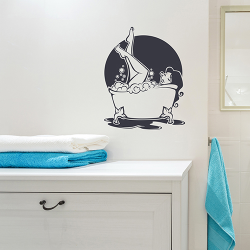 sticker femme baignoire déco de mur d'une salle de bain blanche