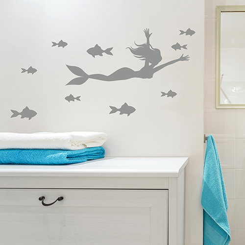 Sticker sirène poisson gris sur murs de salle de bain
