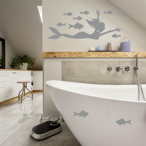 Sticker sirene poisson gris collé sur mur de salle de bain moderne