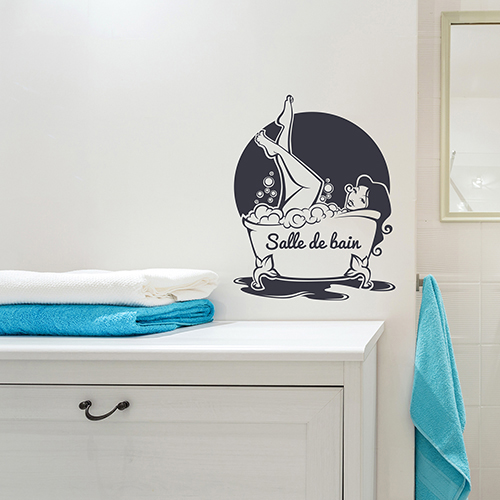 sticker mural femme baignoire collé au dessus d'un meuble de salle de bain