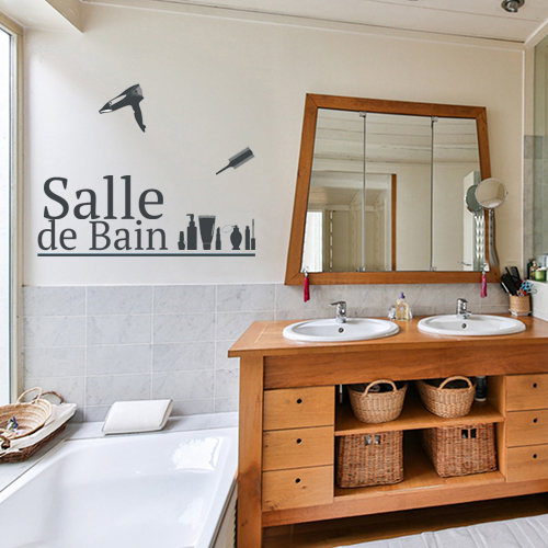 Lettres adhésives déco pour salle de bain noires - déco murale au dessus de la baignoire d'une grande salle de bain