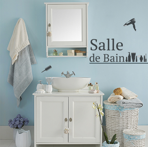 Salle de bain classique personnalisée avec les lettres adhésives déco noires et des stickers silhouettes de produits de beauté.