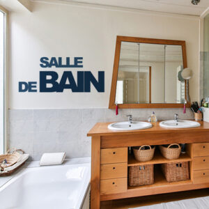 Décoration d'une salle de bain avec lettres adhésives déco bleu canards, meuble double vasque en bois et paniers en osiers