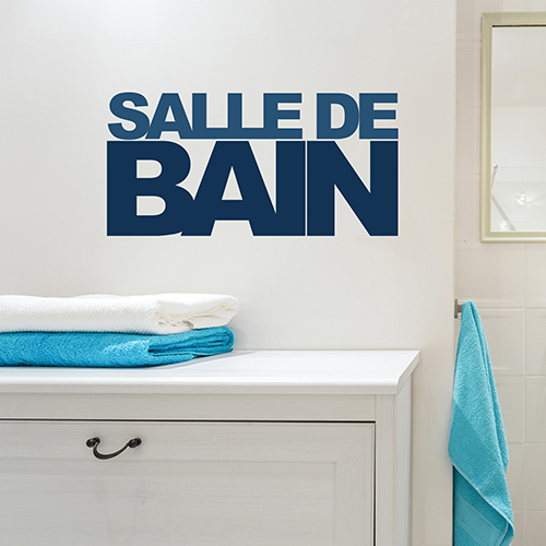 Salle de bain personnalisée avec un sticker lettres adhésives déco bleu collé au mur au dessus d'un meuble