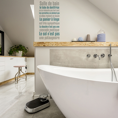 sticker texte sdb collé au mur d'une belle salle de bain