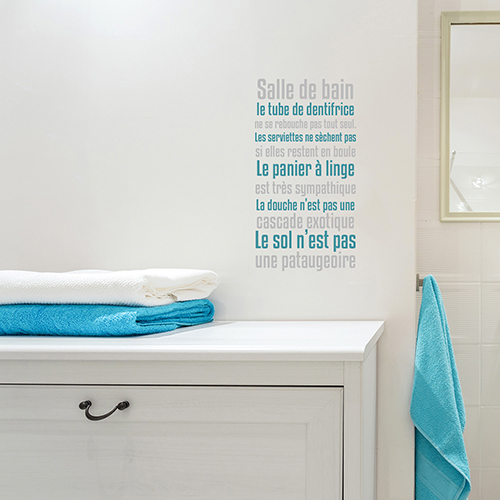 sticker texte sdb collé au mur d'une salle de bain blanche