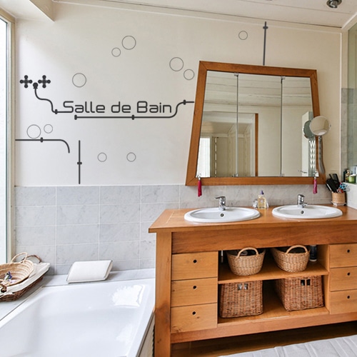 Salle de bain au style industriel et citation déco avec lettres adhésives