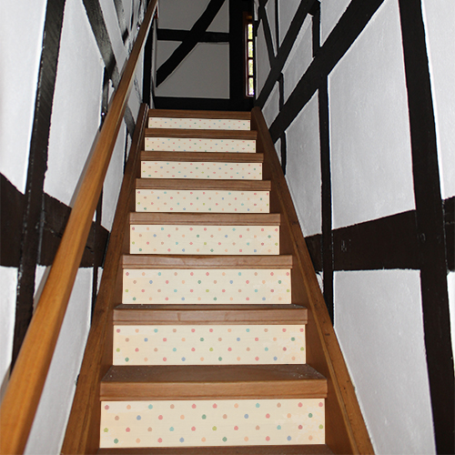 Escalier classique avec des poids de toutes les couleurs collés sur les contremarches