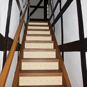 Escalier en bois classique orné de stickers autocollants jaunes et oranges