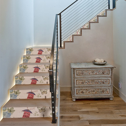 Maison luxueuse dont les escaliers sont ornés de plusieurs stickers autocollants représentant des vagues bleues clairs