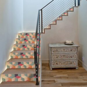 Escalier moderne avec des marches en bois ornées de stickers autocollants Cubes 3D de toutes les couleurs