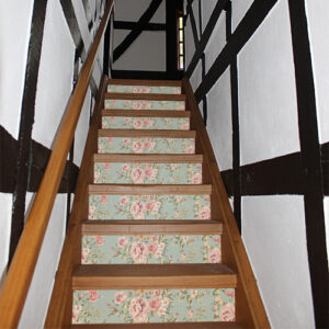 Escalier très classique en bois décoré avec des stickers autocollants ornés de roses pour contremarches