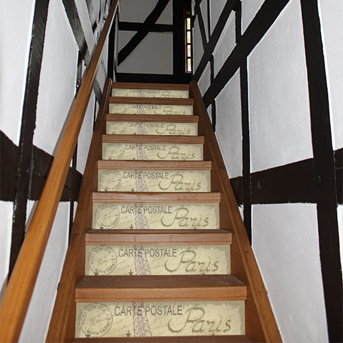 Escaliers en bois avec des stickers représentant des plantes tropicales collés sur les contremarches