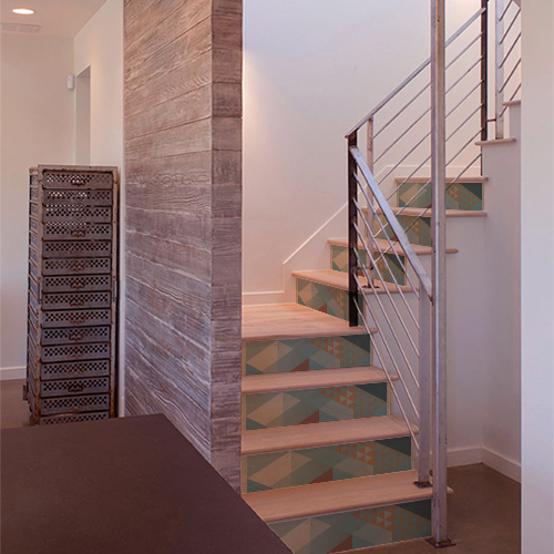 Maison moderne avec des escaliers en bois ornés de stickers adhésifs représentant des vagues bleues claires