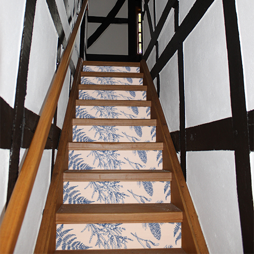 Maison traditionnelle avec des escaliers recouverts de stickers représentant des plantes bleues