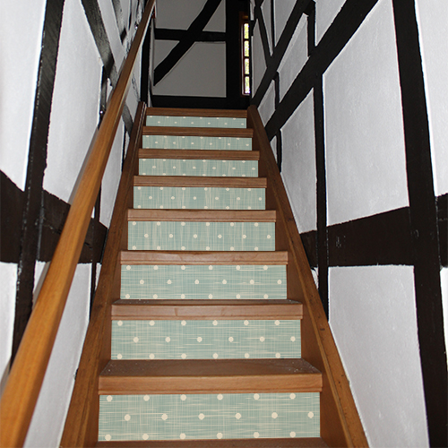 Escaliers traditionnels recouverts de stickers autocollants bleus à pois blancs