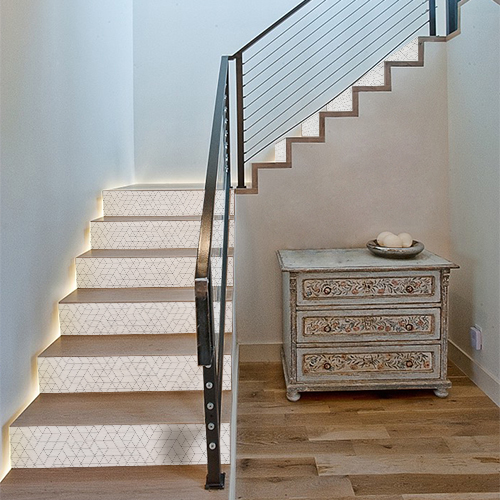 Maison luxueuse dont les escaliers sont recouverts de stickers géométriques blancs