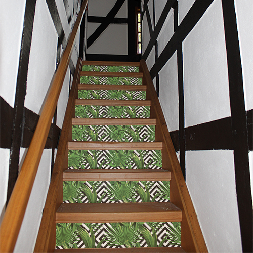 Fougères vertes sur fond blanc et noir collées sur des contremarches d'escalier classique.