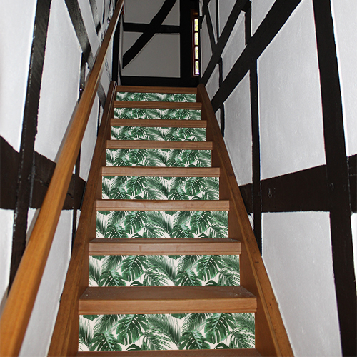 Escalier en bois standard orné de stickers pour contremarches représentant des fougères vertes