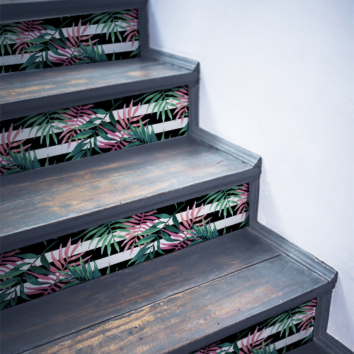 Escalier en bois noir décoré avec des fougères vertes et roses autocollantes