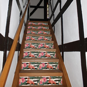 Maison traditionnelle dont les escaliers sont mis en valeur par des flamands roses adhésifs