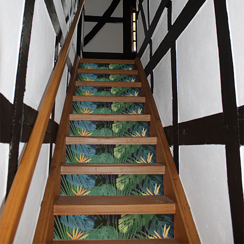 Escalier classique en bois avec des stickers autocollants représentant des fougères tri-colores sur fonds noir