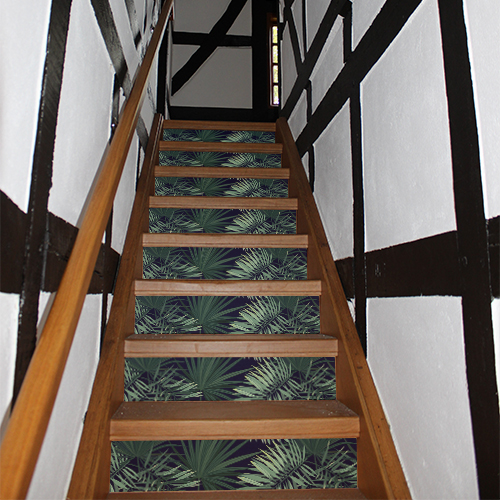 Escalier traditionnel décoré avec des stickers autocollants représentant des fougères vertes foncées