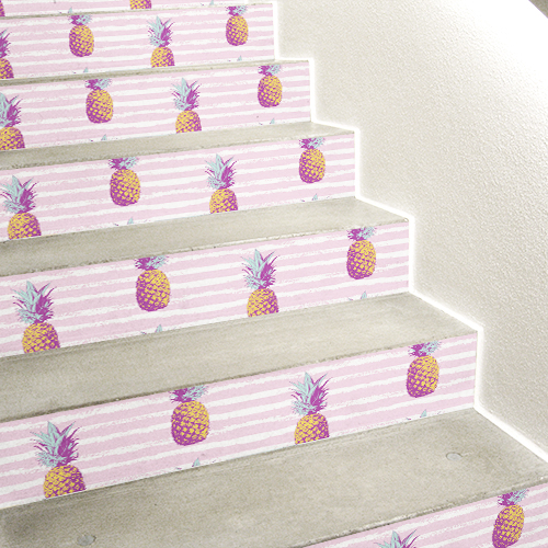 Mosaïque d'ananas collée sur des escalier en béton blanc