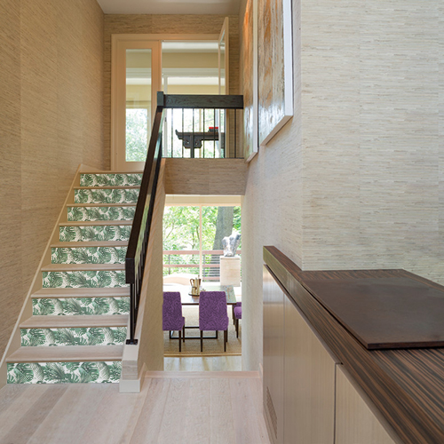 Escalier en bois moderne décoré avec des stickers fougères vertes pour contremarches