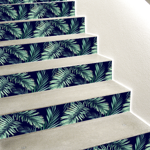 Escalier en béton blanc décoré avec des stickers sombres modèle fougères vertes