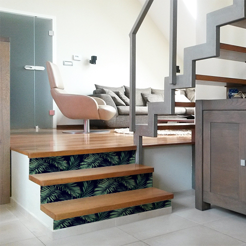 Escalier moderne en bois décoré avec des stickers autocollants représentant des fougères vertes