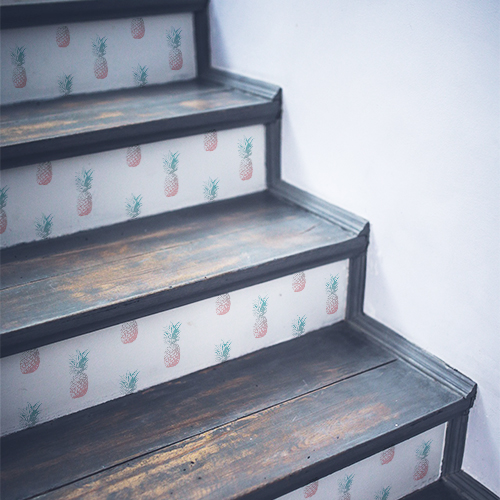 Escalier en bois noir décoré avec une frise d'ananas
