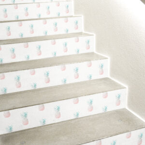 Escalier en béton blanc orné de stickers autocollants représentant des ananas