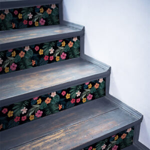 Fleurs mutlicolores sur fond noir collées sur un escalier en bois noir