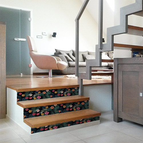 Escalier moderne en bois avec des fleurs multicolores collées sur les contremarches