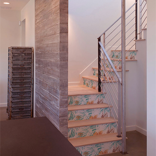 Escalier moderne en bois décoré avec des stickers autocollants fougères blanches sur les contremarches