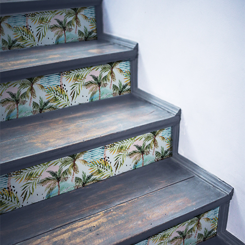 Escalier moderne en bois décoré avec des stickers autocollants fougères blanches sur les contremarches