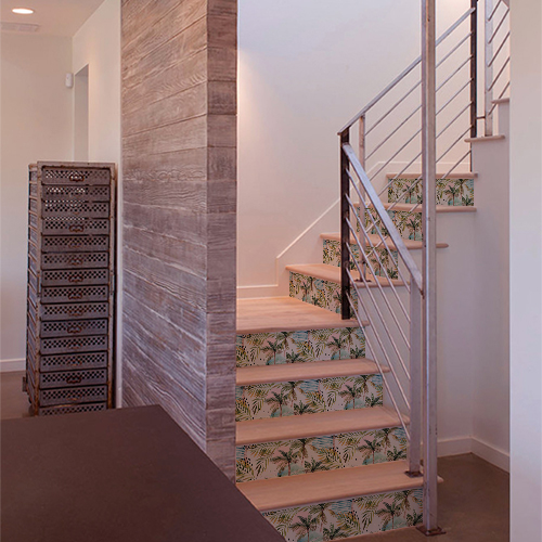 Escalier moderne en bois décoré avec des stickers autocollants fougères blanches sur les contremarches