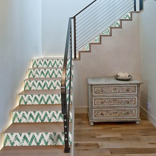 Escalier en bois avec des stickers autocollants fougères sur les contremarches