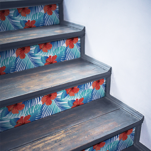 Escalier en bois noir décoré avec des stickers adhésifs représentant des coquelicots rouges collés sur les contremarches