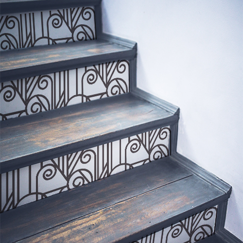 Escalier en bois noir avec des stickers autocollants imitant des vitraux collés sur les contremarches