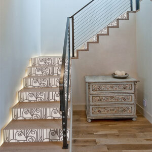 Escaliers luxueux dont les marches en bois sont ornés de stickers blanc ressemblant à des vitraux