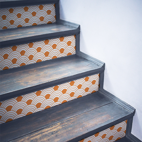 Escalier en bois noir coloré par des stickers autocollants écailles de poissons oranges
