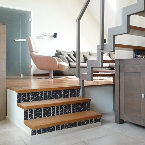 Escalier moderne en bois décoré avec des stickers autocollant noirs et blancs sur le thème de l'Asie